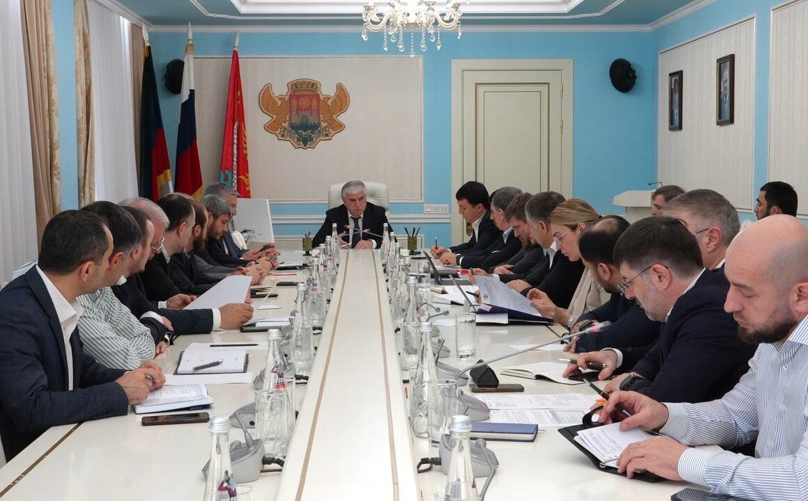 Юсуп Умавов провел совещание с заместителями и руководителями городских служб