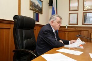 Корректировку размеров окладов для госслужащих обсудили власти Дагестана