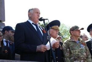 В Махачкале прошел торжественный митинг в честь 80-летия Победы