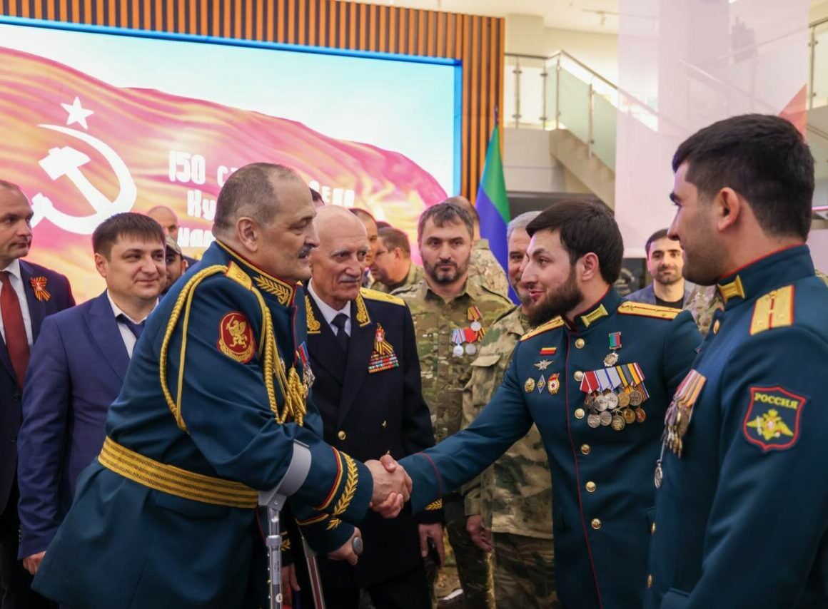 Сергей Меликов вручил награды дагестанским военнослужащим в преддверии 80-летия Победы