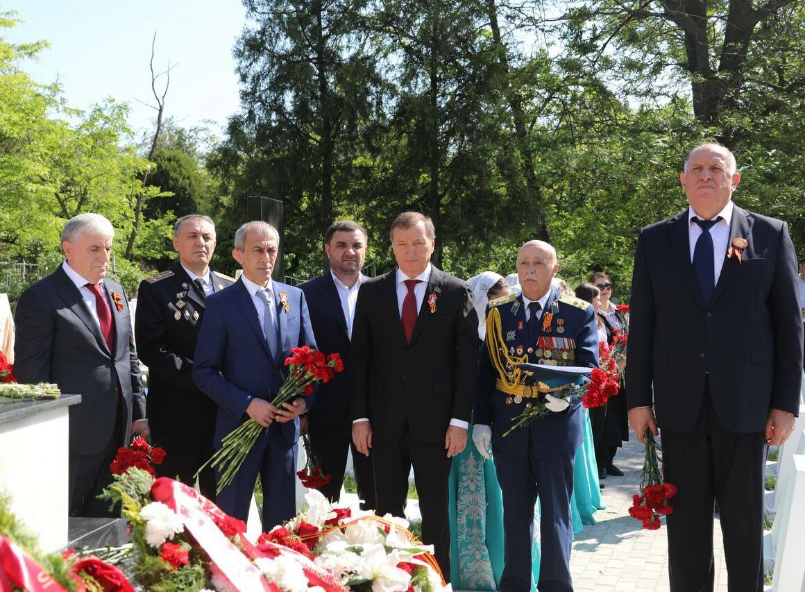 В Махачкале возложили цветы к объектам воинской славы