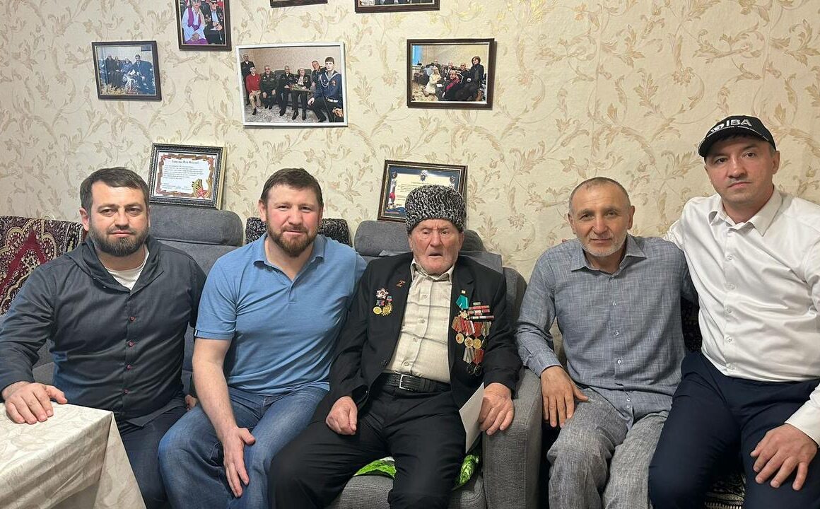 Депутат и Федерация бокса Дагестана поздравили ветерана ВОВ Мусу Багаутдинова с Днем Победы