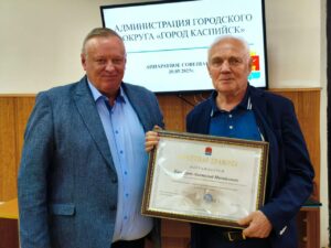Борис Гонцов вручил благодарственное письмо Александру Ульянкину за спасение ребёнка