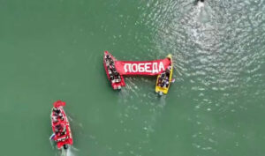 В Дагестане копию Знамени Победы провезли по воде Чиркейского водохранилища