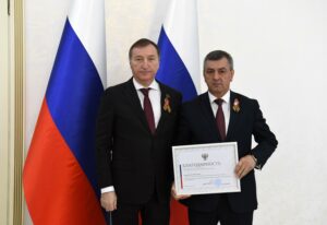 Заур Аскендеров вручил государственные награды отличившимся дагестанцам