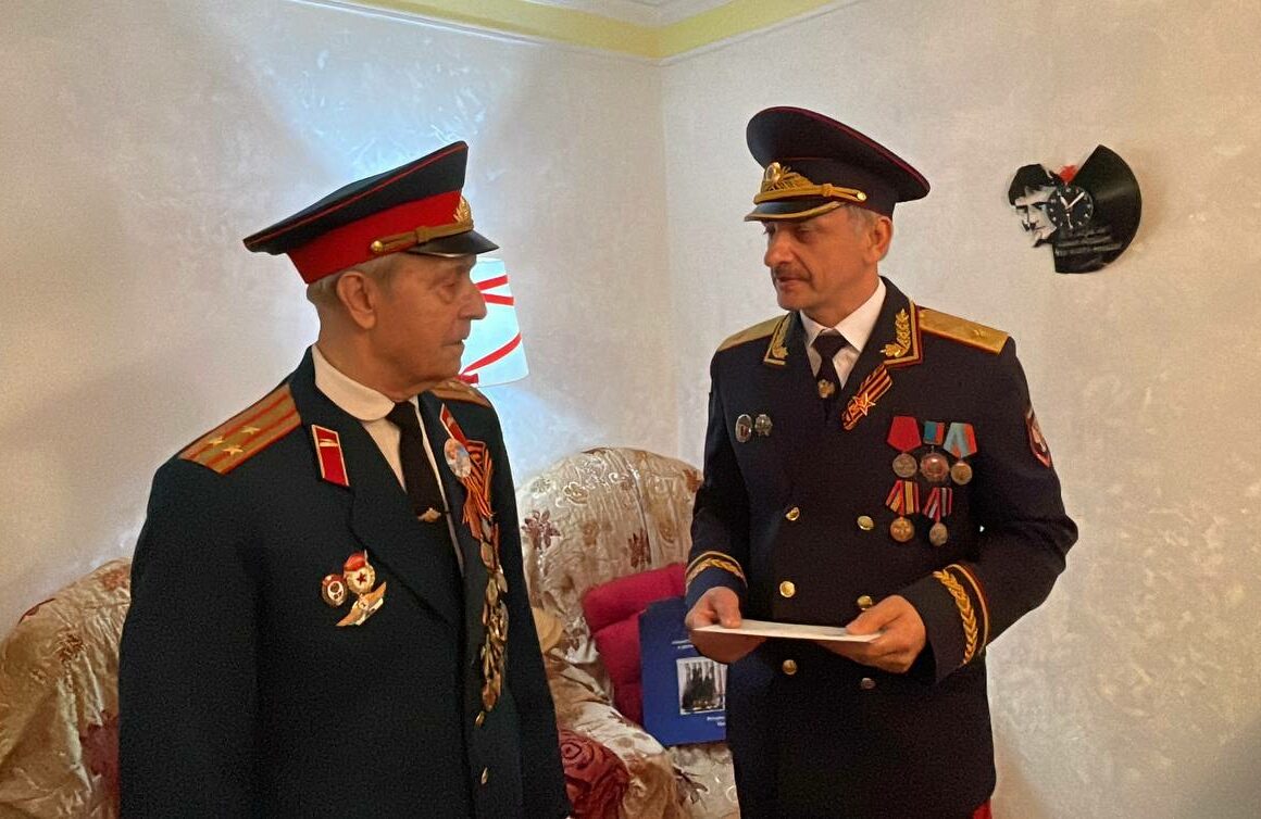 Министр Энрик Муслимов посетил ветерана ВОВ Евгения Якимца