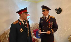 Министр Энрик Муслимов посетил ветерана ВОВ Евгения Якимца