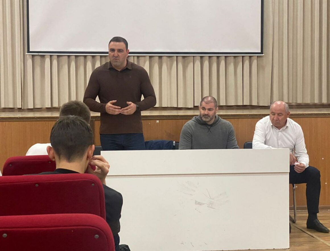 Депутат Имран Аваев встретился с молодежью, участвовавшей в недавних конфликтах
