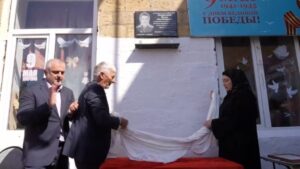 В Махачкале установили памятную доску участнику СВО Исламу Абдурахманову