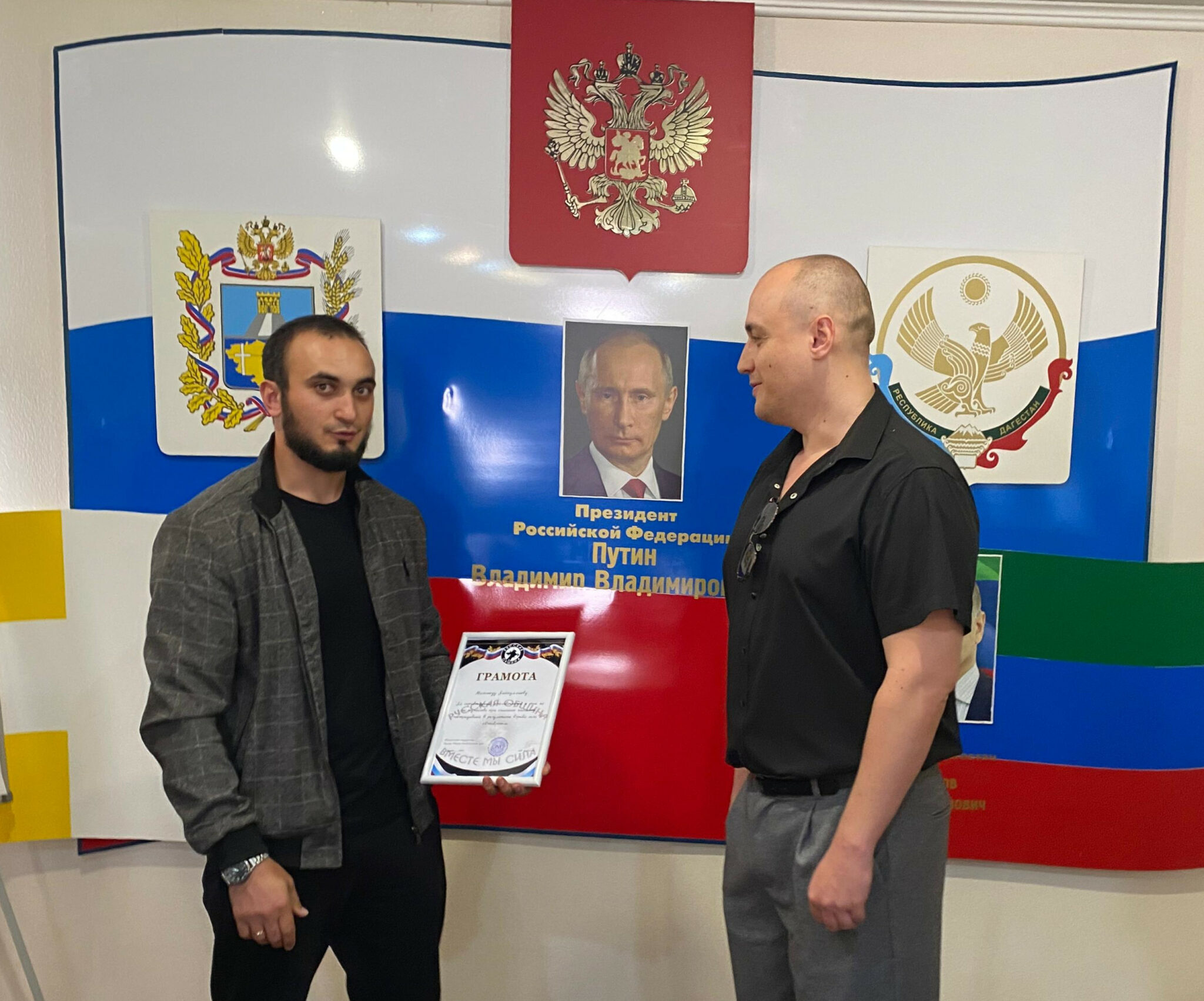 Русская община Ставрополья наградила дагестанца за спасение женщины из огня