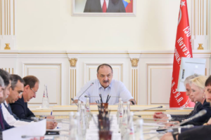 Под руководством Меликова обсудили ход строительства и капремонта объектов образования