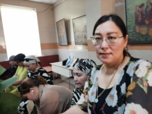 Журналисты газеты "Голос степи" соткали маскировочные сети для участников СВО