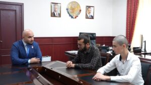 Ратмир Расулов поощрил победителя Макаренковского форума планшетом