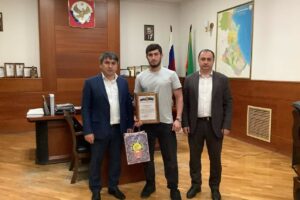 В Табасаранском районе наградили Курбана Мирзабалаева за героический поступок
