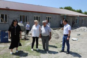 Елена Павлюченко проверила ход ремонта в школе Кизлярского районе