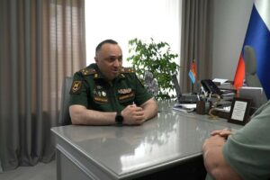Мэр Каспийска встретился с участником СВО Анзором Хабиловым