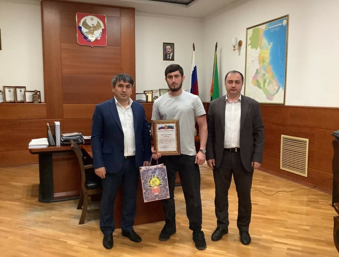 Магомед Курбанов вручил благодарственное письмо Курбану Мирзабалаеву за спасение мальчика