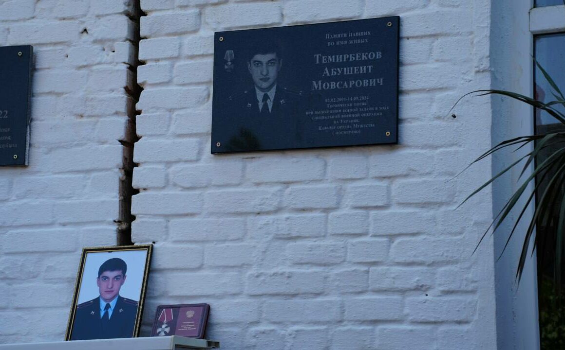 В Хасавюрте открыли мемориальную доску в честь героя Абушеита Темирбекова