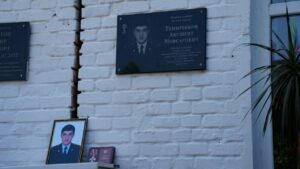 В Хасавюрте открыли мемориальную доску в честь героя Абушеита Темирбекова