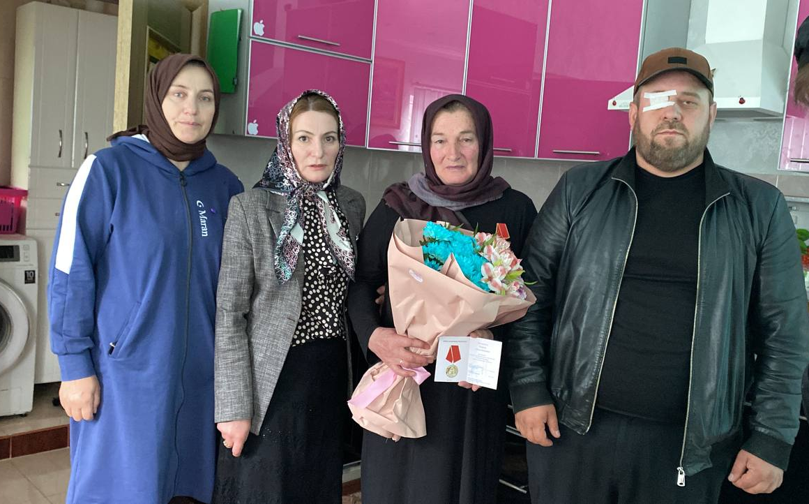 В Чародинском районе матери  участника СВО вручили медаль