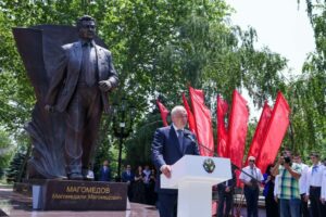Магомедсалам Магомедов поблагодарил Дагестан за бережное отношение к памяти его отца