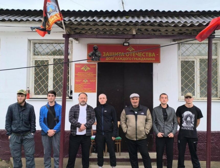 Две группы новобранцев из Казбековского района отправились на срочную службу