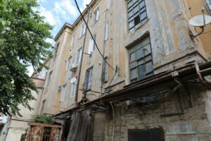 Многоквартирный дом на ул. Эмирова в Махачкале капитально отремонтируют