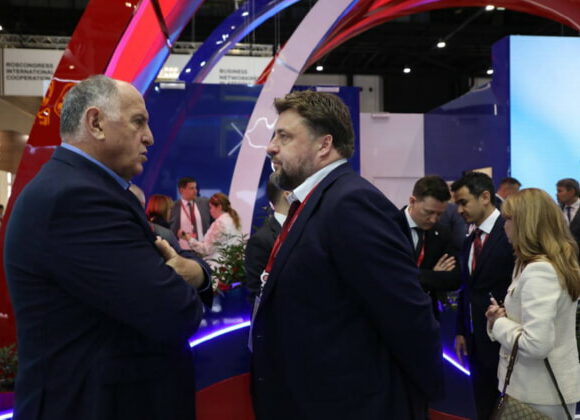На ПМЭФ-2025 Абдулмуслимов провёл встречу с директором АО «Росагролизинг» Павлом Косовым