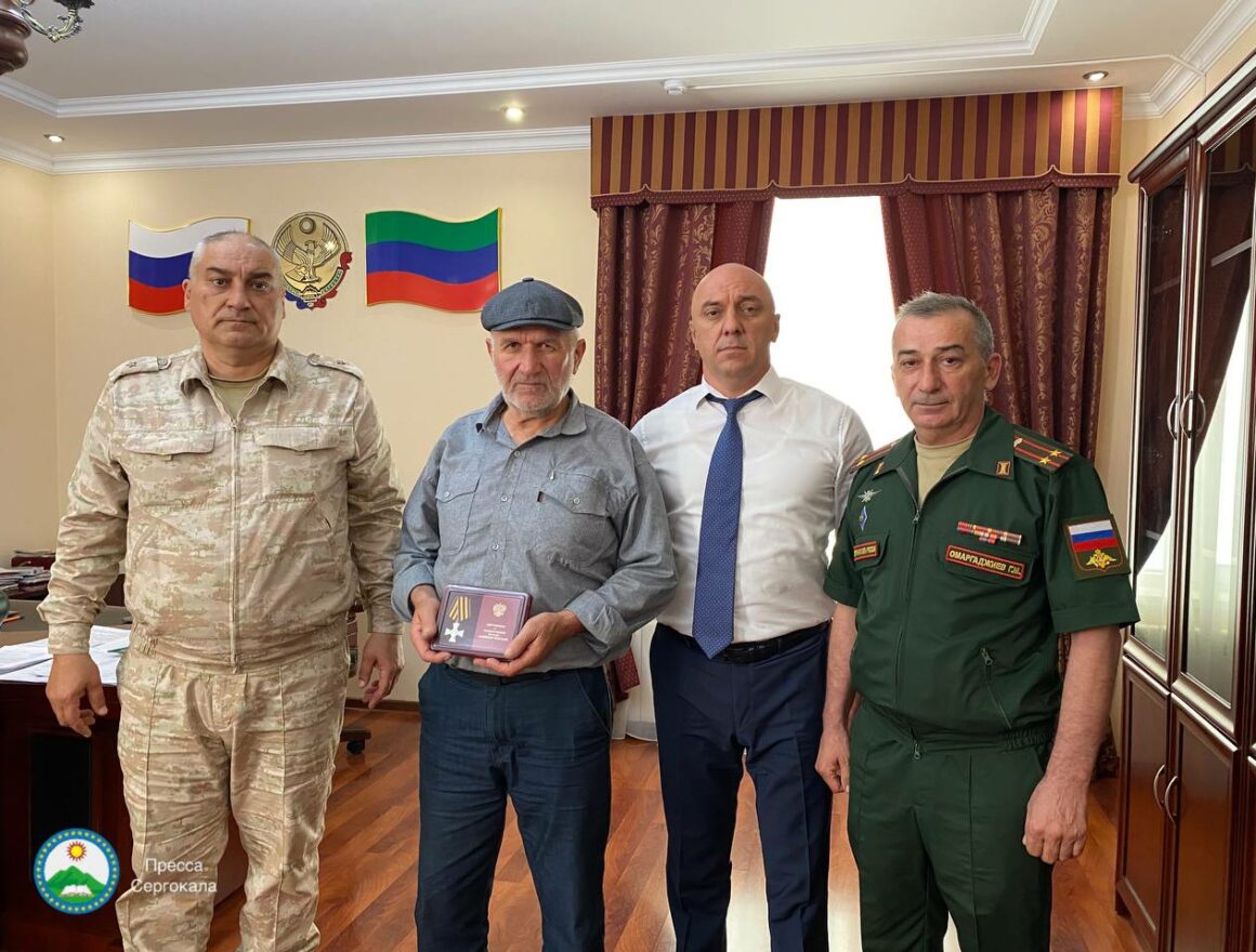В Сергокалинском районе отцу погибшего участника СВО вручили награды сына