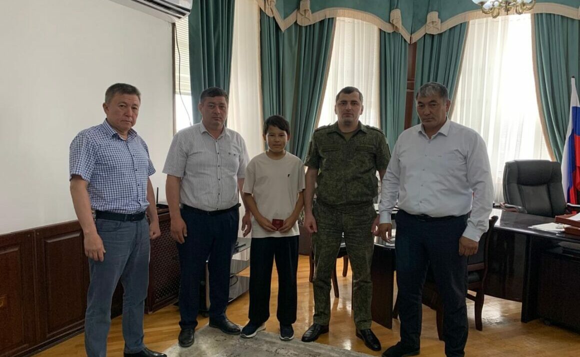 В Ногайском районе орден Мужества отца вручили сыну героя