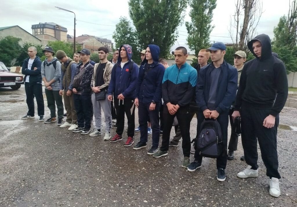 В Буйнакске группу призывников проводили на срочную службу