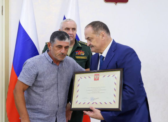 Родителям Султана Сулейманова вручили "Золотую Звезду" Героя России