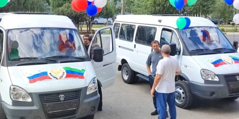 В Дагестане минтруда передал микроавтобусы многодетным семьям