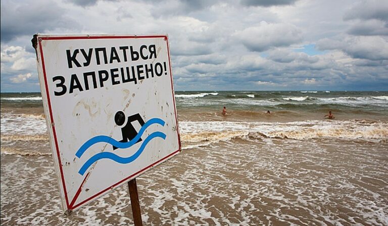 Мэр Каспийска прокомментировал запрет купания в море