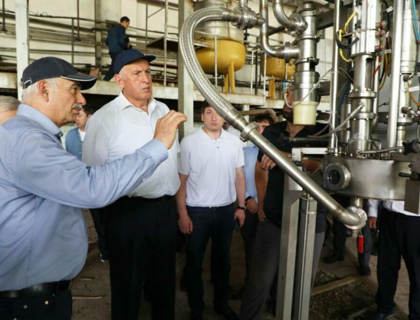 Абдулмуслимов ознакомился с ходом восстановления Чиркатинского консервного завода