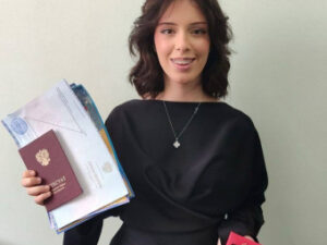 Борис Гонцов поздравил каспийчанку со ста баллами по ЕГЭ