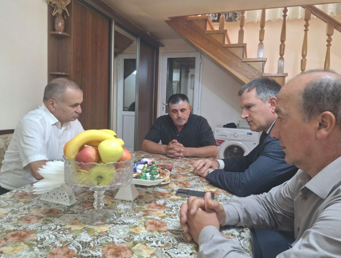 Саид Темирханов посетил родителей погибшего Героя России