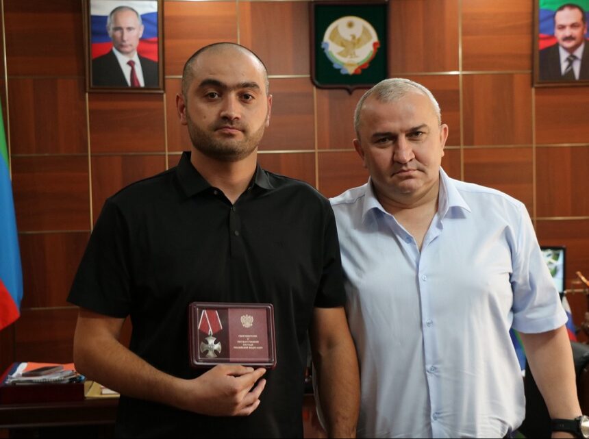 В Казбековском районе семье погибшего участника СВО вручили орден Мужества