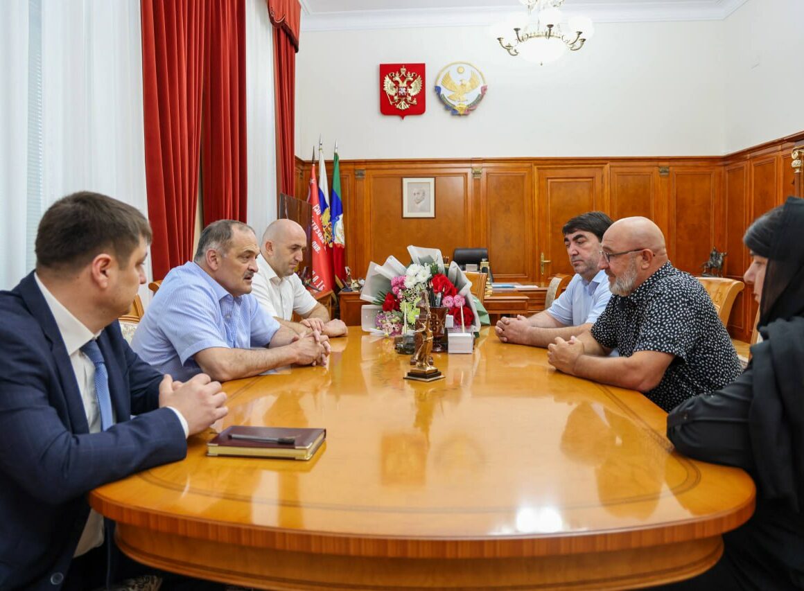 Сергей Меликов провел встречу с родителями подполковника Наримана Шихалиева