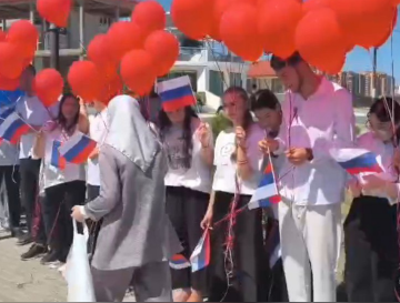 В Каспийске отметили День российского флага