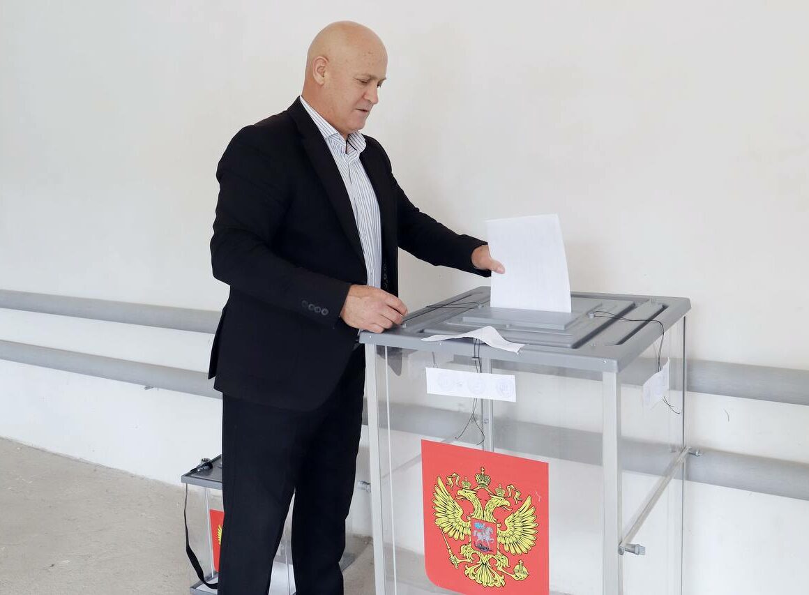 Руководство и работники администрации Табасаранского района приняли участие в голосовании.