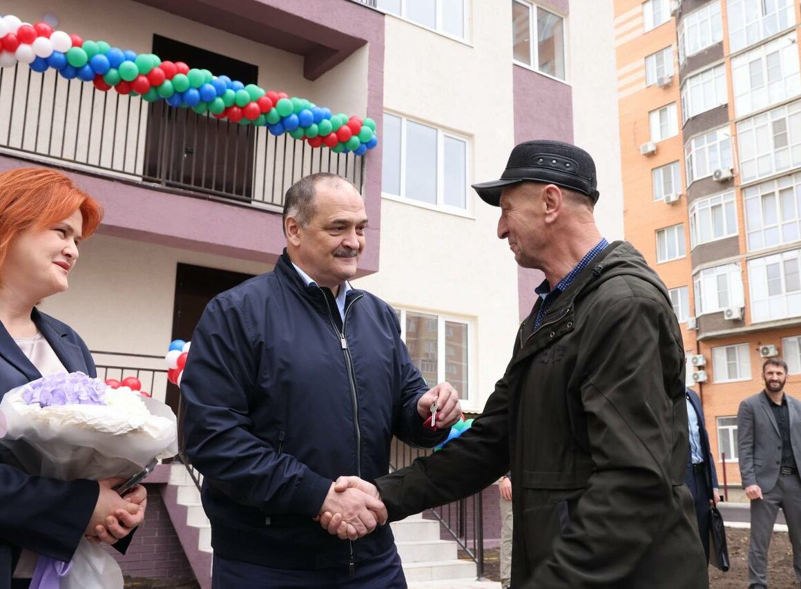 Жители аварийных общежитий Каспийска получили ключи от новых квартир