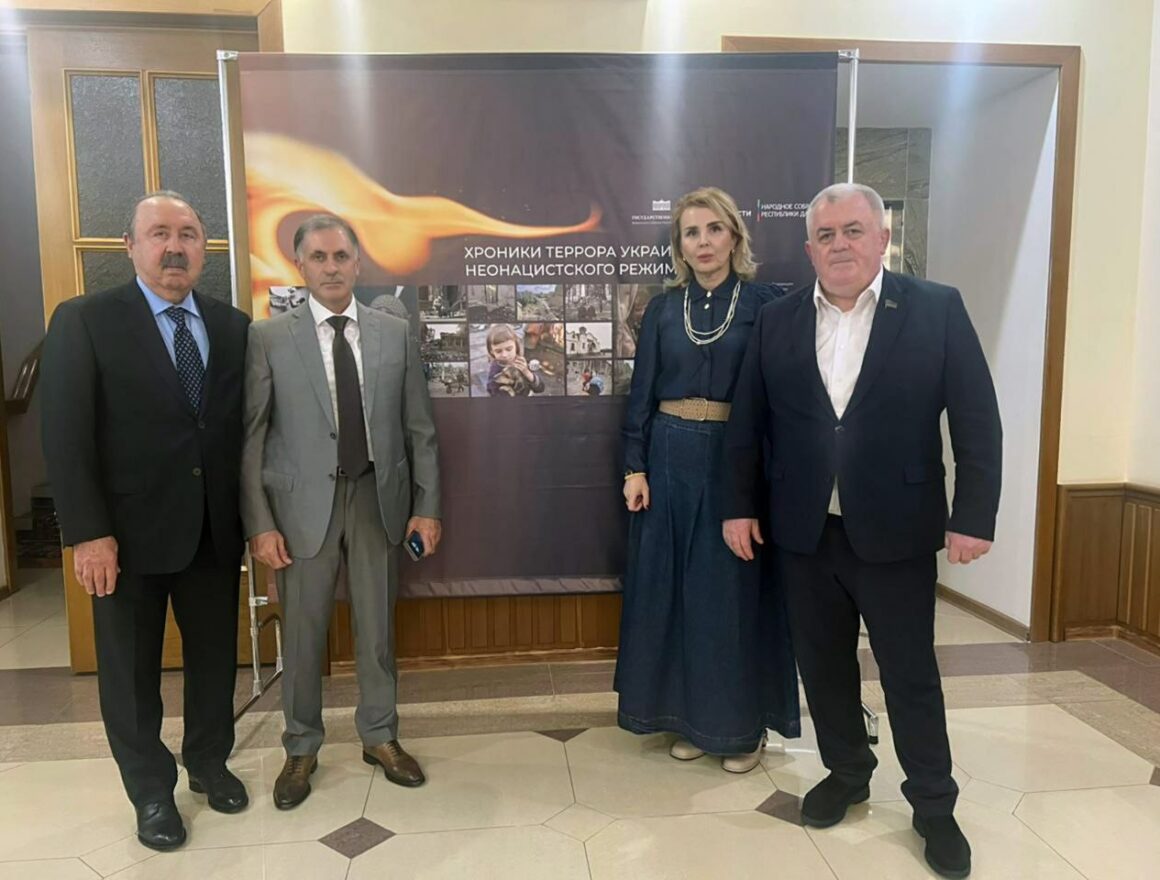 Валерий Газзаев ознакомился с фотовыставкой о преступлениях на Украине