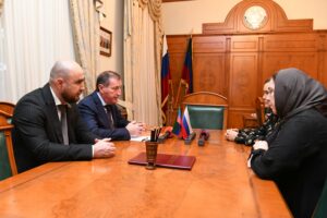 Заур Аскендеров вручил ордена Мужества семьям павших героев на СВО