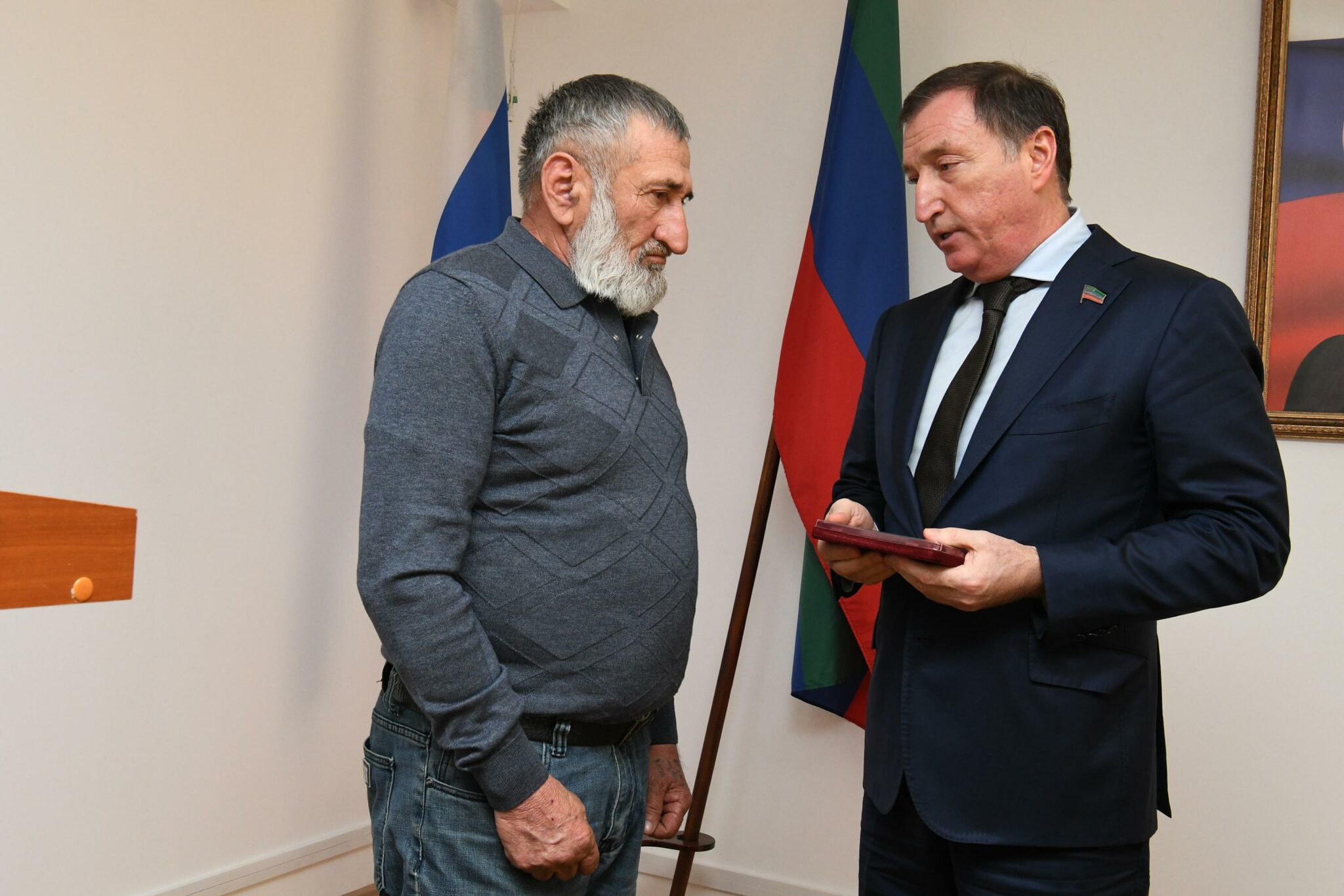 Спикер Народного собрания Дагестана вручил орден Мужества отцу погибшего бойца