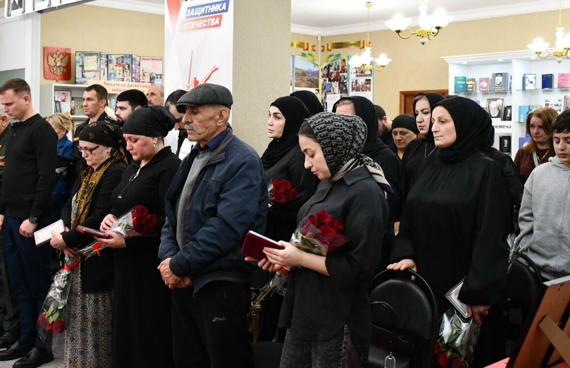 Семьям героев СВО в Каспийске вручили Орден Мужества и другие госнаграды