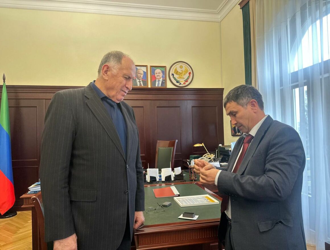 Премьер-министр Дагестана награжден медалью академика Вавилова за поддержку науки