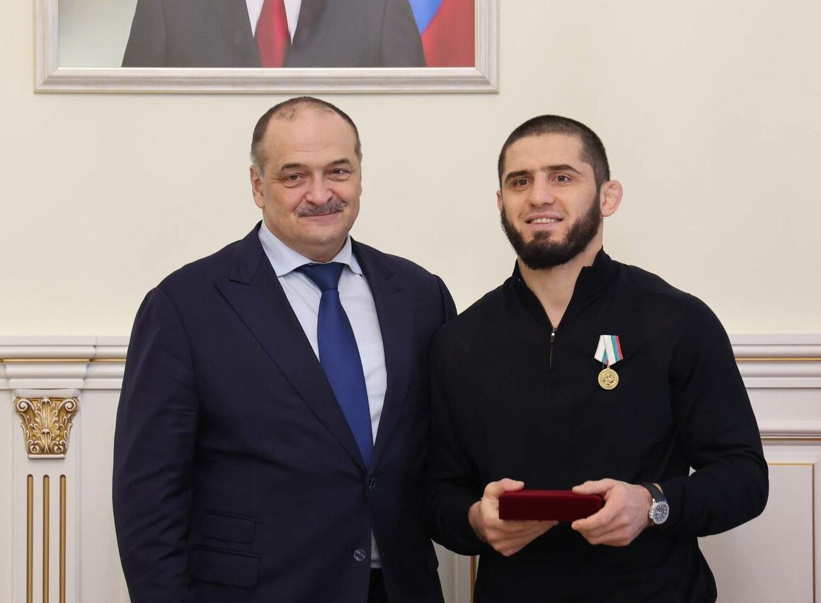Двойной чемпион UFC Ислам Махачев награжден медалью Дагестана