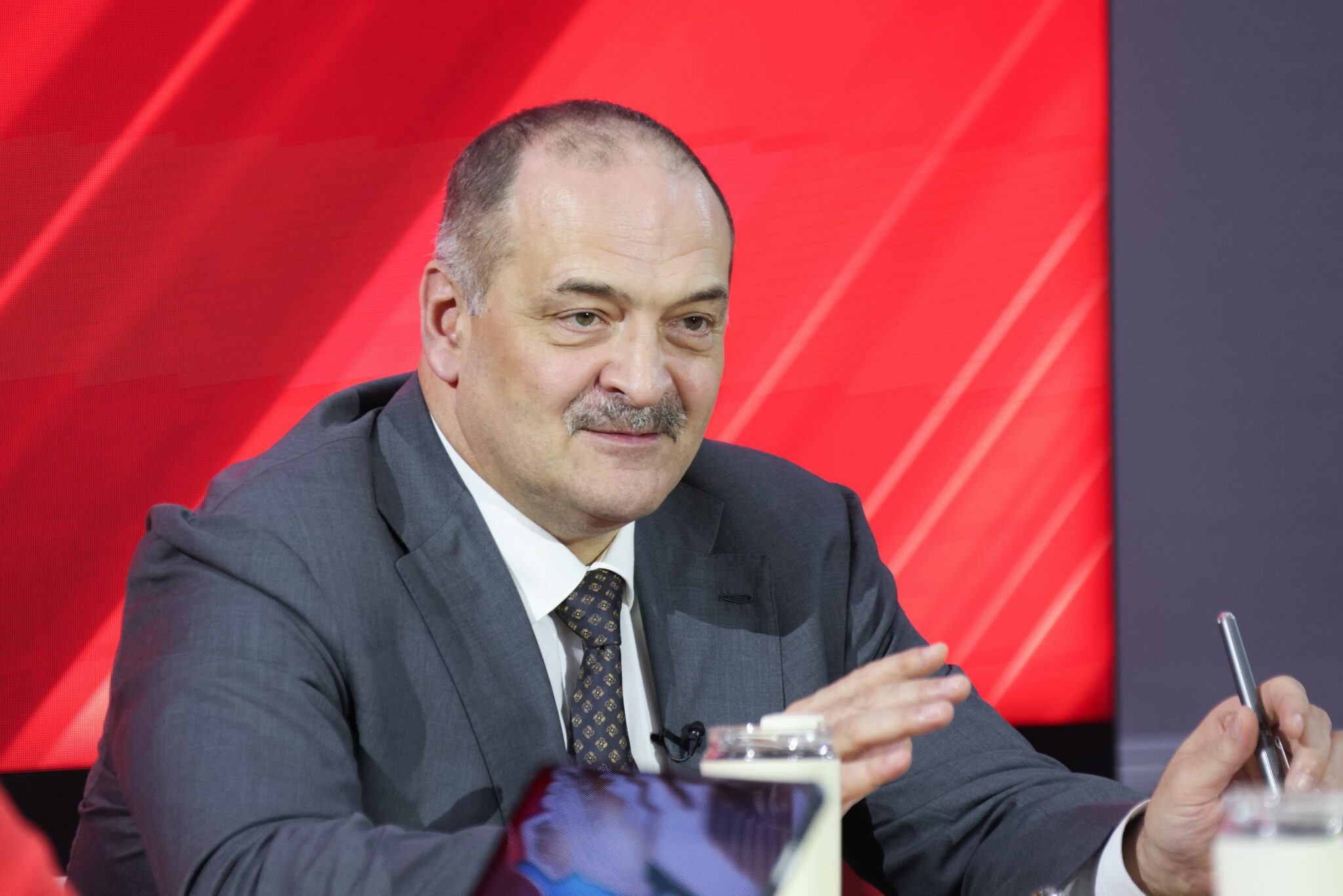 Меликов анонсировал реконструкцию вокзала у бархана Сарыкум