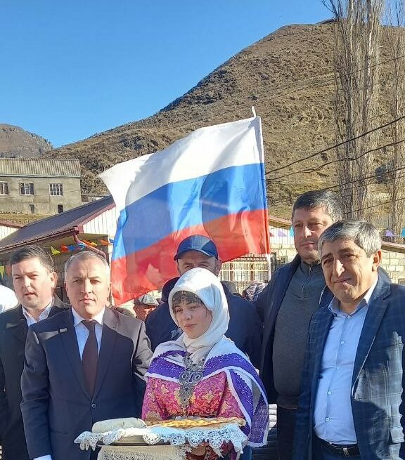 В Агульском районе открыли новый участок асфальтированной дороги по нацпроекту